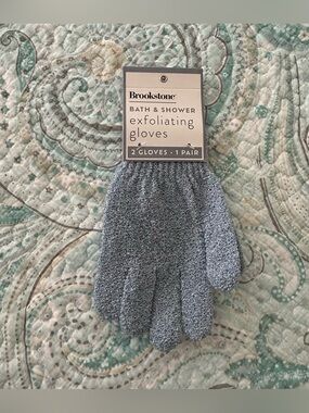 Pair of Brand-New Brookstone Exfoliating Gloves in Blue